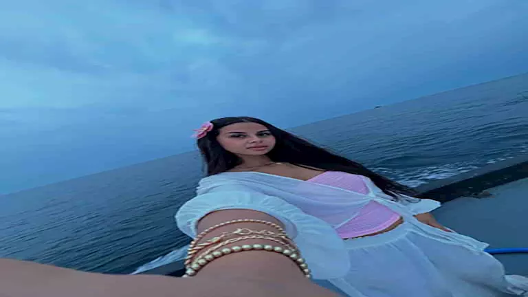 منة عرفة تتألق بعدة إطلالات جريئة في المالديف