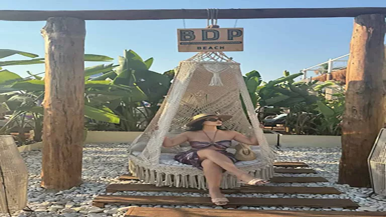 بإطلالة جريئة.. هدى الإتربي تستمتع بإجازة الصيف والجمهور:”خسيتي” (صور)