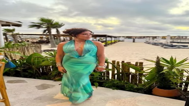 فستان جريء.. ناهد السباعي بإطلالة جذابة على البحر