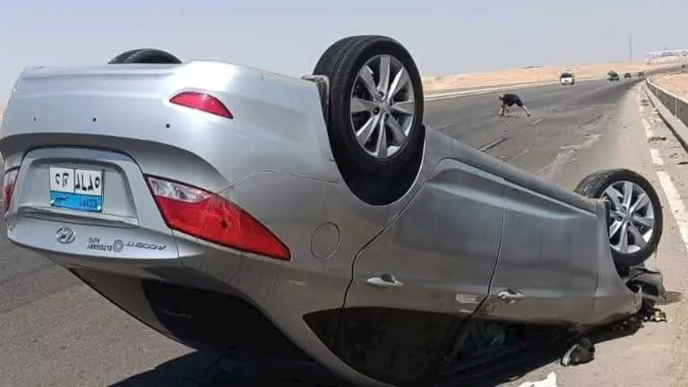 بسبب انفجار الإطار.. إصابة 3 أشخاص في انقلاب سيارة بطريق السخنة