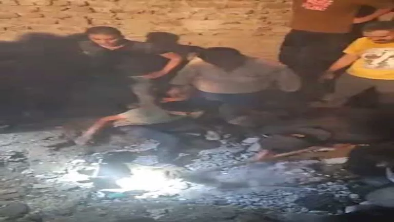 انهيار عقار بأسيوط.. إنقاذ 3 مواطنين والبحث عن سيدة تحت الأنقاض – صور