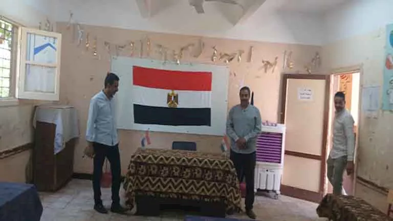 بالصور- معاون محافظ أسوان يتابع تجهيزات مقار لجان انتخابات مجلس الشيوخ