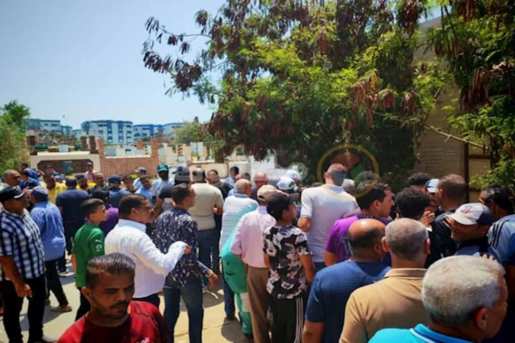اشتهر بدهان جسده.. بورسعيد تشيع جنازة “السمعة” أشهر مشجعي المصري – صور