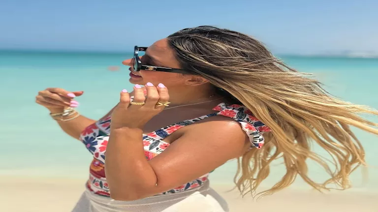 3 صور لزوجة عمرو السولية مع بناتها في أول يوم دراسي