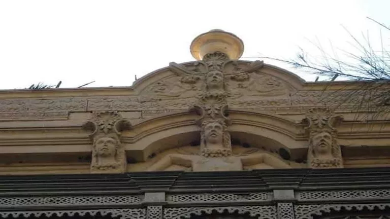 قصر الـ366 نافذة.. أسرار تحفة نادرة يحرسها أسدان في قلب المنيا (صور)