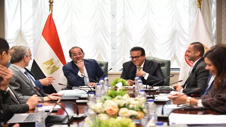 وزير الصحة يبحث تعديل المساهمة التكافلية لـ”التأمين الصحي الشامل”
