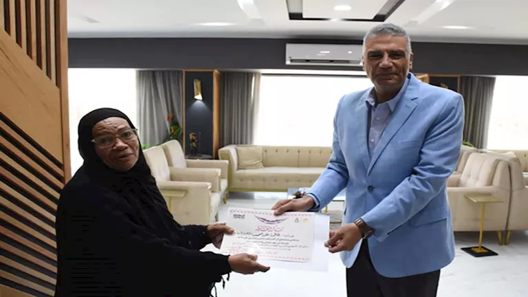 بعد نشر قصتها بـ”مصراوي”.. منح “قاهرة الأمية” درع المحافظة وشهادة تقدي