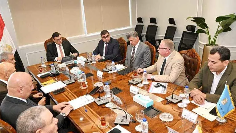 وزير الإسكان يبحث مع “الوطنية للمقاولات” تسريع مشروعات البنية