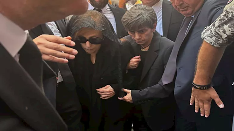 “راكعة على قدميها”.. ماجدة الرومي تقدم العزاء إلى فيروز