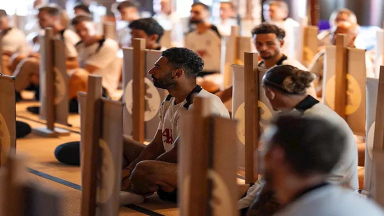 10 صور ترصد زيارة محمد صلاح لمعبد “إيكوين” في اليابان