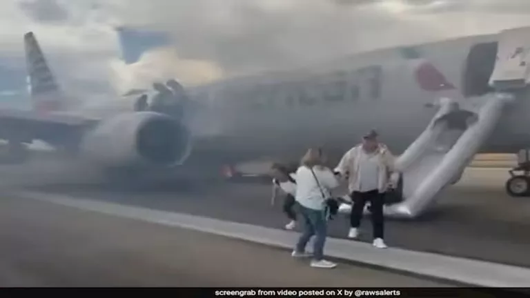 ركاب يهربون من طائرة إثر إنبعاث دخان في مطار دنفر الأمريكي