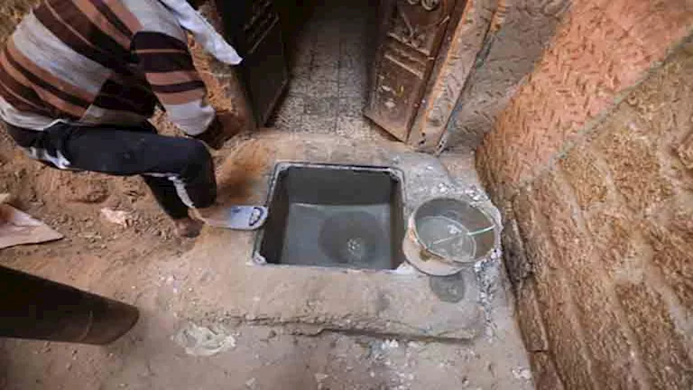 محافظ أسيوط يوجه بسرعة إدخال الصرف الصحي لمنطقة القاوية بالوليدية –صور