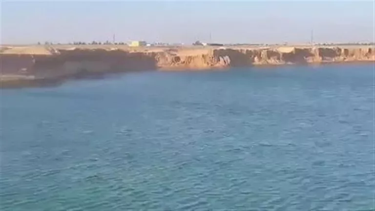 “مبروكة” أم ظاهرة طبيعية؟.. سر ظهور بحيرة البهنسا في صحراء المنيا – ص