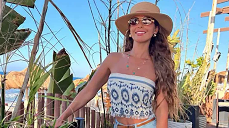 بـ”شورت قصير”.. مي سليم تخطف الأنظار بجلسة تصوير جريئة في الساحل