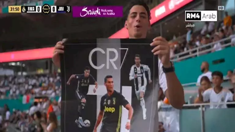“لا أحد ينساك”.. صورة رونالدو تظهر في مدرجات ريال مدريد
