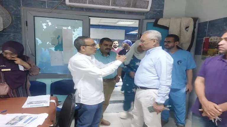 بعد استغاثة سيدة.. رئيس جامعة المنيا يجرى جولة ليلية بمستشفى النساء وا