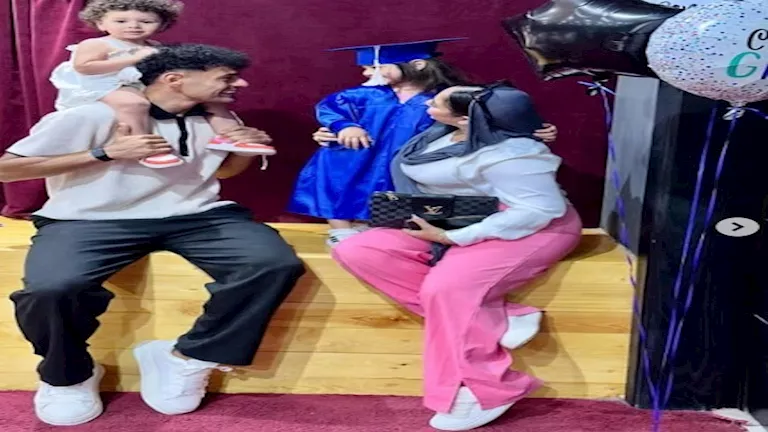 4 صور من احتفال عبد الرحمن مجدي وزوجته بتخرج ابنته من الحضانة