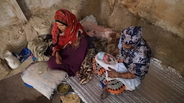 “كل يوم أخشى أن أفقد طفلي”: معاناة الفتيات مع الإجهاض في مخيمات تعز