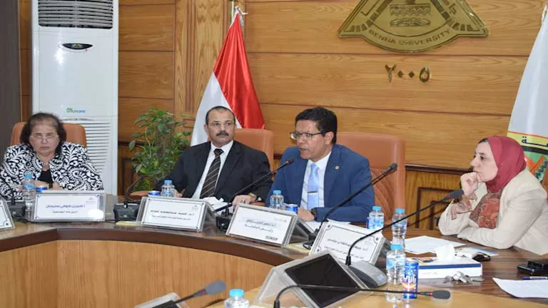 رئيس جامعة بنها يترأس اجتماع لجنة المنشآت لمتابعة خطة التطوير