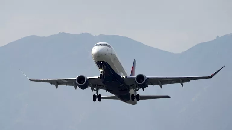 بسبب رفض النساء الصمت.. شجار عنيف بالأيدي على متن طائرة |فيديو