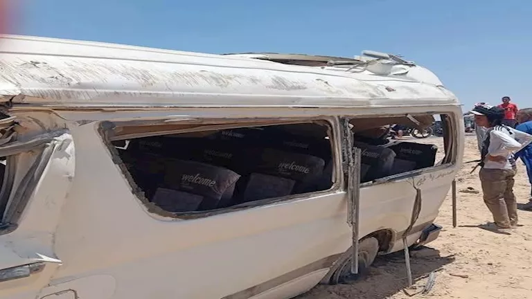 إصابة 8 أشخاص في حادث انقلاب ميكروباص على طريق “دشلوط – الفرافرة”