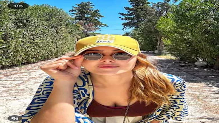 بلمسة من البساطة والجاذبية.. عائشة بن أحمد تخطف الأنظار بإطلالة صيفية