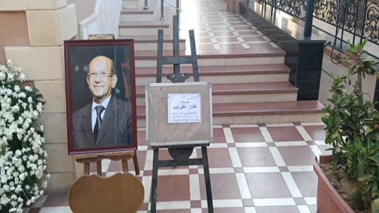 بالصور.. بدء عزاء لطفي لبيب وحضور سوسن بدر وشيري عادل