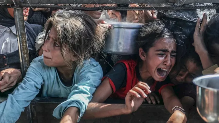 التجويع كـ”سلاح حرب”: ماذا يعني ومتى استُخدم في التاريخ؟