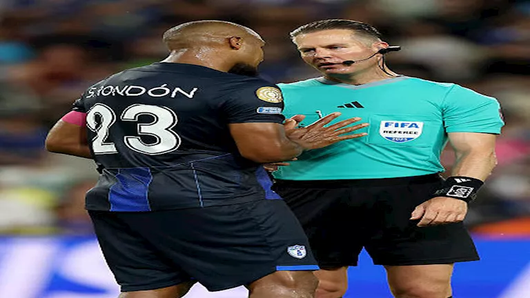 شرطي وهزيمة بخماسية.. من هو داني ماكيلي حكم مباراة الهلال وفلومينينسي؟