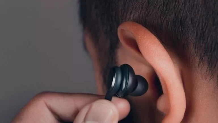 استخراج سماعة من أذن طالب ثانوية عامة بعد خروجه من الامتحان بسوهاج