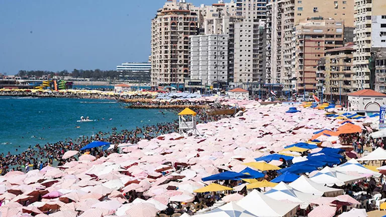 محافظ الإسكندرية يجوب الكورنيش ويصدر توجيهات عاجلة لفرض الانضباط -صور