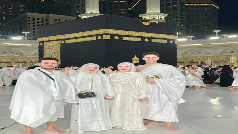 مصطفى فتحي وزوجته يؤديان مناسك العمرة