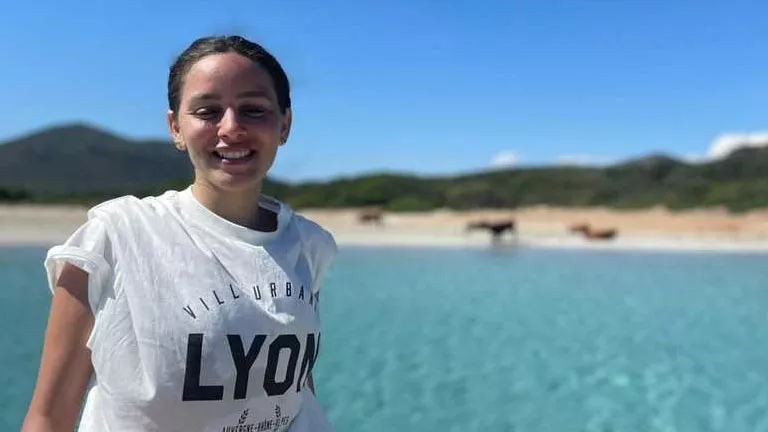 بـ”شورت وسط البحر”..جميلة عوض تستمتع بإجازة الصيف والجمهور يعلق