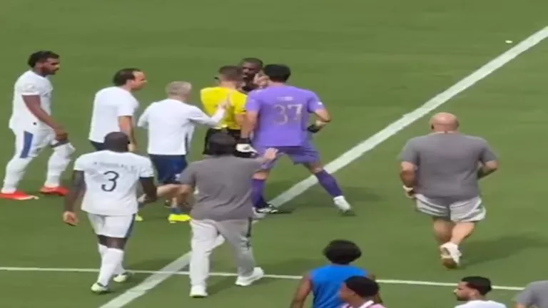 10 صور لخناقة ياسين بونو حارس الهلال مع حكم مباراة فلومينينسي