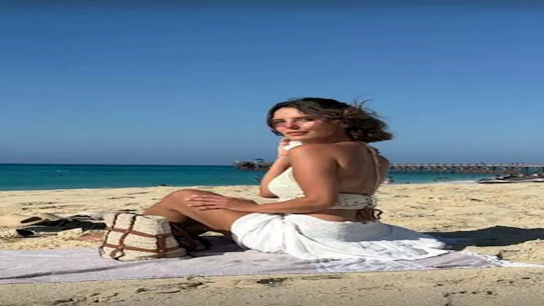 بإطلالة جريئة.. إيمان العاصي على البحر والجممهور يعلق