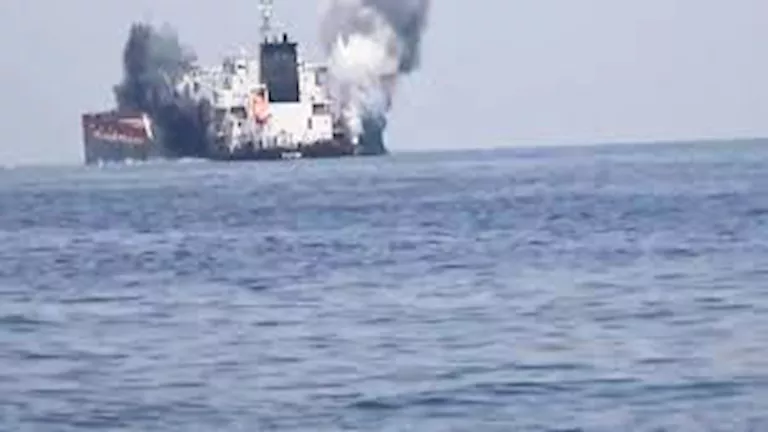 رويترز: 4 مسيرات بحرية هاجمت سفينة جنوب غربي الحديدة باليمن