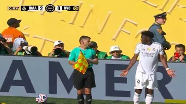 10 صور للقطة غريبة تسبب فيها نجم ريال مدريد ضد دورتموند