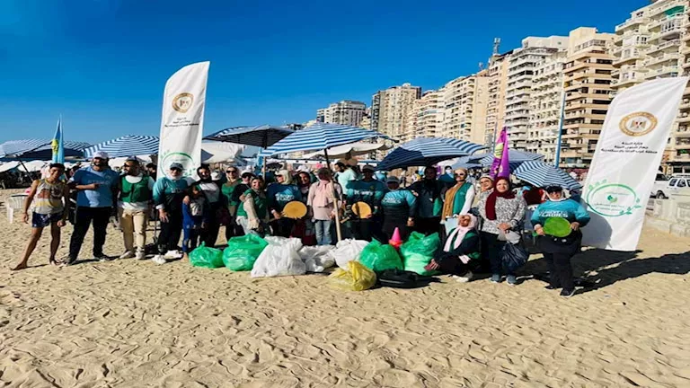 80 متطوعًا ينظفون شاطئ المندرة بالإسكندرية من البلاستيك (صور)
