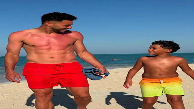 ياسر إبراهيم وزوجته وأولاده في المصيف