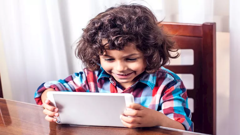 كيف يؤثر الجلوس أمام الشاشات على دماغ الأطفال؟