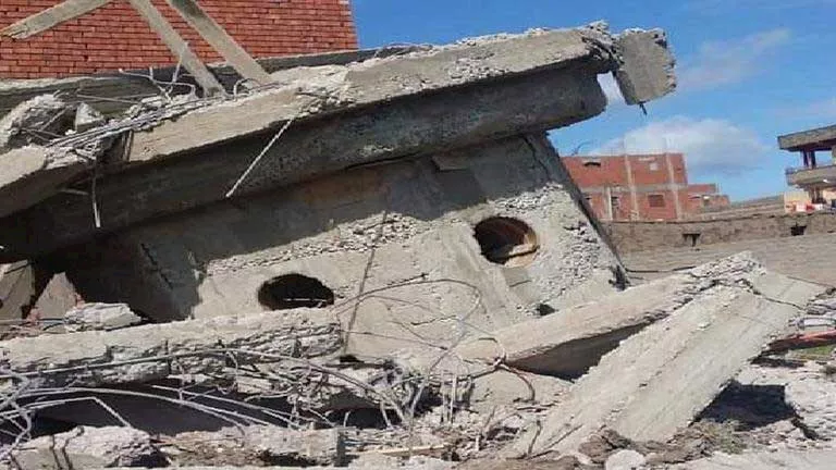 انهيار مئذنة مسجد في الغربية وتحطم 3 سيارات وعمودين إنارة