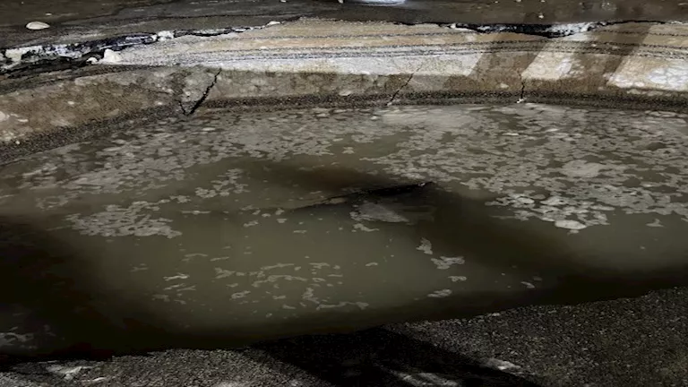 بسبب كسر ماسورة مياه.. هبوط أرضي كبير بمحيط مجمع محاكم الإسماعيلية