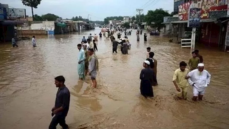 وسط تحذيرات من أمطار جديدة.. ارتفاع حصيلة ضحايا فيضانات باكستان لـ348