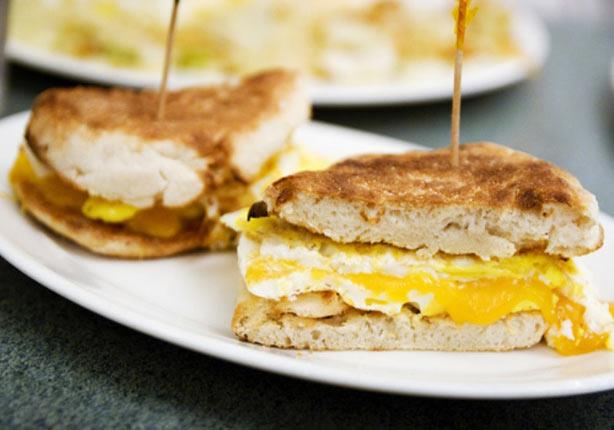 “إزاي يخرجوهم في السن ده”.. فتاة تنتقد حجم سندوتشات الساحل الشرير