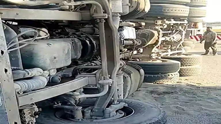 إصابة 3 أشخاص في انقلاب سيارة نقل على مدخل كوبري “تحيا مصر” بالإسماعيل