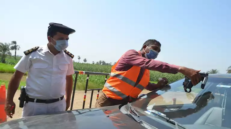 لعدم تركيب الملصق.. سحب 869 رخصة قيادة في 24 ساعة