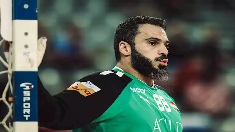 كريم هنداوي يدعم لاعبي منتخب مصر للشباب في مباراة إسبانيا من داخل المل