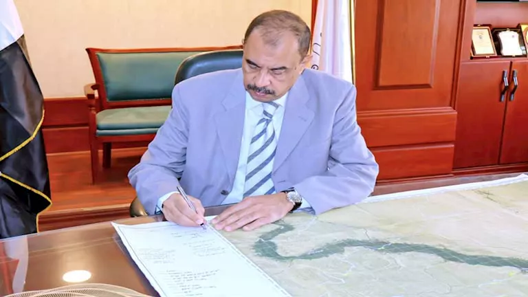 توقيع عقود تأجير وحدتي إنتاج الملابس وتصنيع الورق بمجمع عرب بني واصل ب