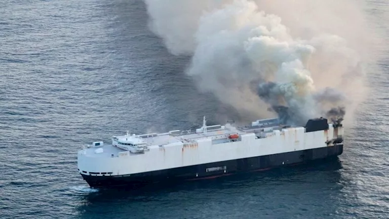 حريق على متن سفينة شحن بالقرب من ميناء بالتيمور بولاية ماريلاند