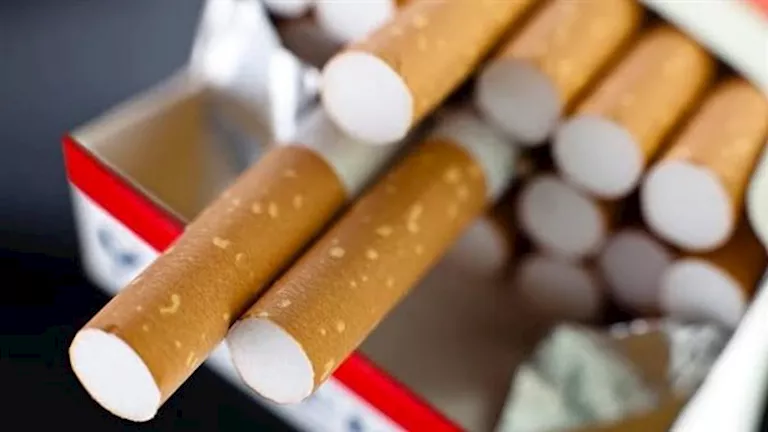 عادة يفعلها كثيرون.. احذر تدخين السجائر مع الشاي قد يسبب هذه الأمراض ا